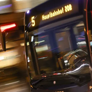 Ein Bus der Linie 5 fährt an der Haltestelle Dammtor ab in Richtung Hauptbahnhof. Aufgrund von zahlreichen Krankmeldungen von Mitarbeitern verkehren die Busse und Bahnen in Hamburg seltener als üblich.