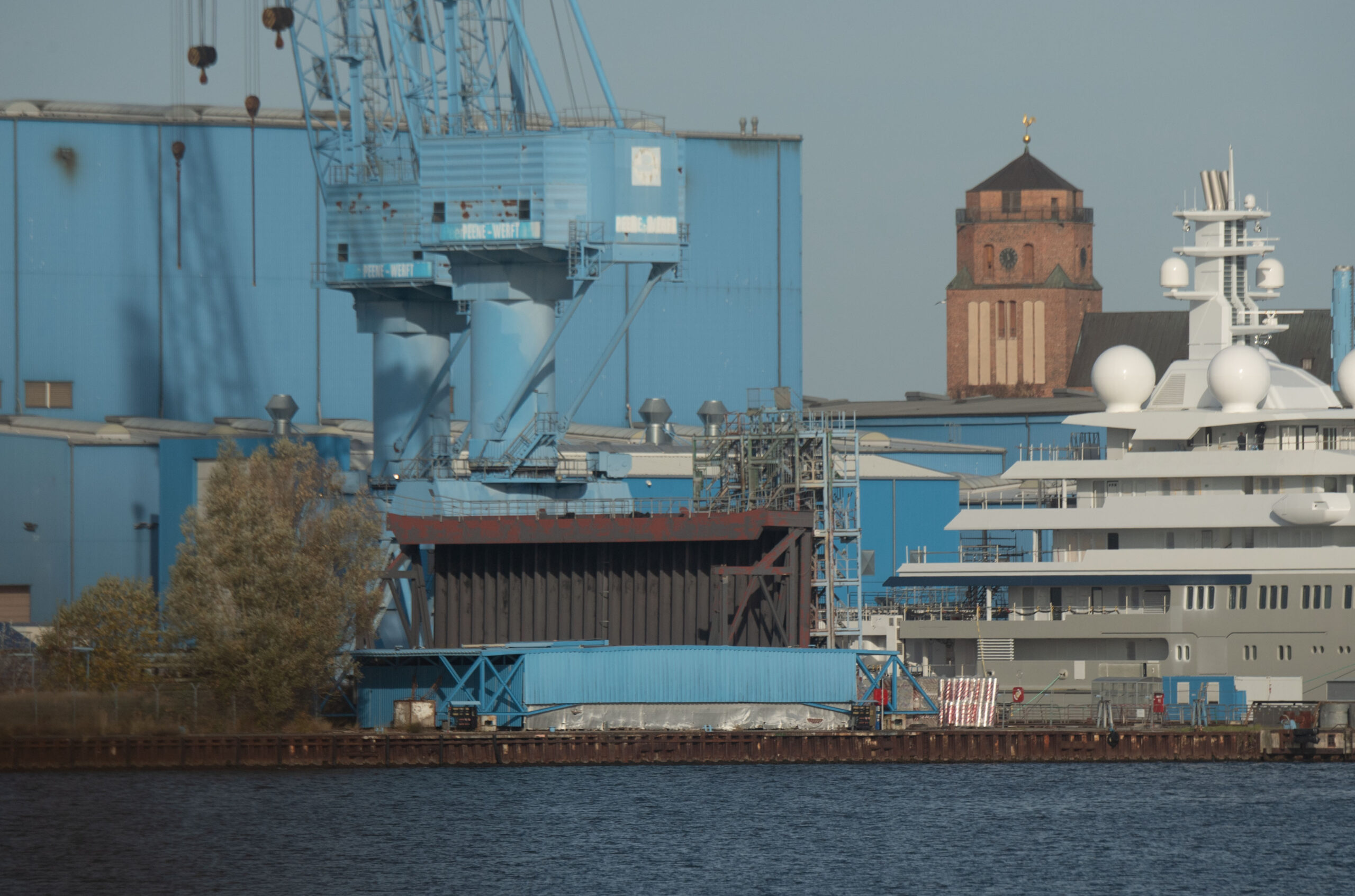 Blick auf das Gelände der Peene-Werft Wolgast. Bei einem Arbeitsunfall ist am Sonntag ein 40-Jähriger gestorben (Archivbild).