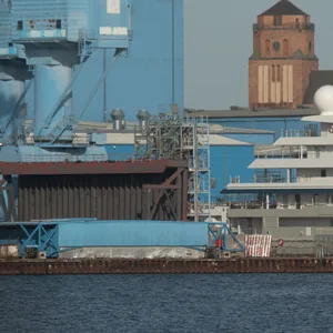 Blick auf das Gelände der Peene-Werft Wolgast. Bei einem Arbeitsunfall ist am Sonntag ein 40-Jähriger gestorben (Archivbild).