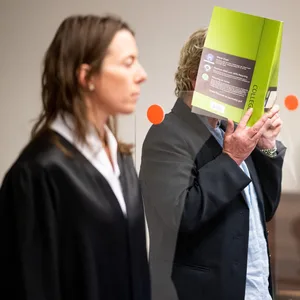 Die Angeklagte steht im Landgericht zwischen ihren Verteidigerinnen Anke Marten-Enke (r.) und Cara-Lavinia Sonneborn.