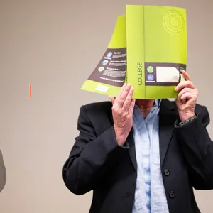 Die 55-Jährige hat ihren körperlich beeinträchtigten Ehemann durch einen Messerstich getötet.