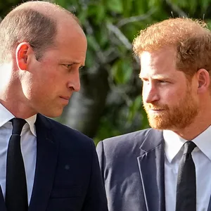 Zwei, die sich nicht mehr verstehen: Prinz Harry und Prinz WIlliam (l.). Harrys neues Buch könnte weiteres Öl ins Feuer gießen. (Archivbild)
