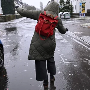 Frau auf glatter Straße