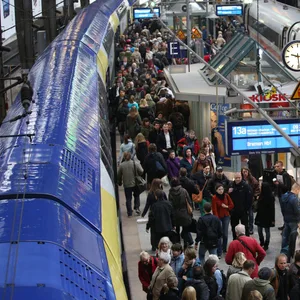 Hunderttausende Menschen pendeln täglich nach Hamburg – viele über den Hauptbahnhof. Wie soll hier die Mobilitätswende klappen?