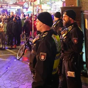 Polizeibeamte patrouillieren auf der Großen Freiheit in der Silvesternacht.