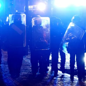 Silvester: Polizisten mit Schutzschilden