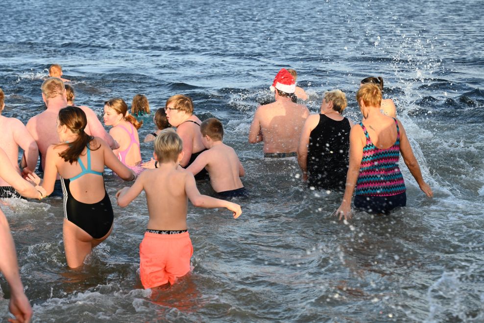 Anbaden in Butjadingen: Ein Sprung in die kalten Nordseewellen reizt viele Urlauber und Einheimische zu Neujahr.