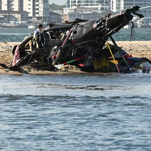 An der australischen Gold Coast sind zwei Hubschrauber in der Luft kollidiert.