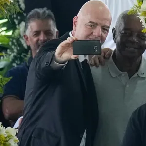 Infantino macht einen Selfie bei Pelés Totenwache