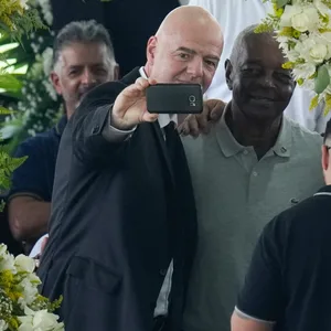 FIFA-Präsident Gianni Infantino macht Selfie neben Pelés Leiche