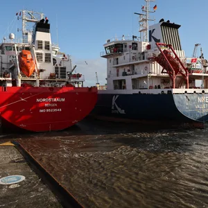 Die ersten Schiffe in der Brunsbütteler Schleuse, um über den Nord-Ostsee-Kanal in Richtung Kiel zu fahren.
