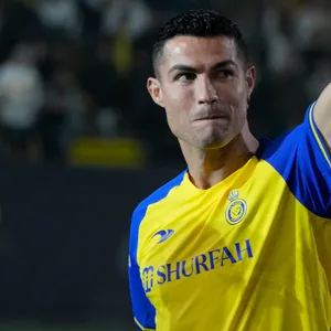 Cristiano Ronaldo winkt im Trikot von al-Nassr