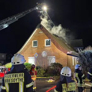 Beim Brand eines Dachstuhls im Landkreis Cloppenburg ist ein hoher Schaden entstanden.