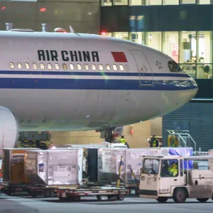 Eine Passagiermaschine der Air China steht nach der Ankunft aus der chinesischen Metropole Chengdu auf dem Frankfurter Flughafen.