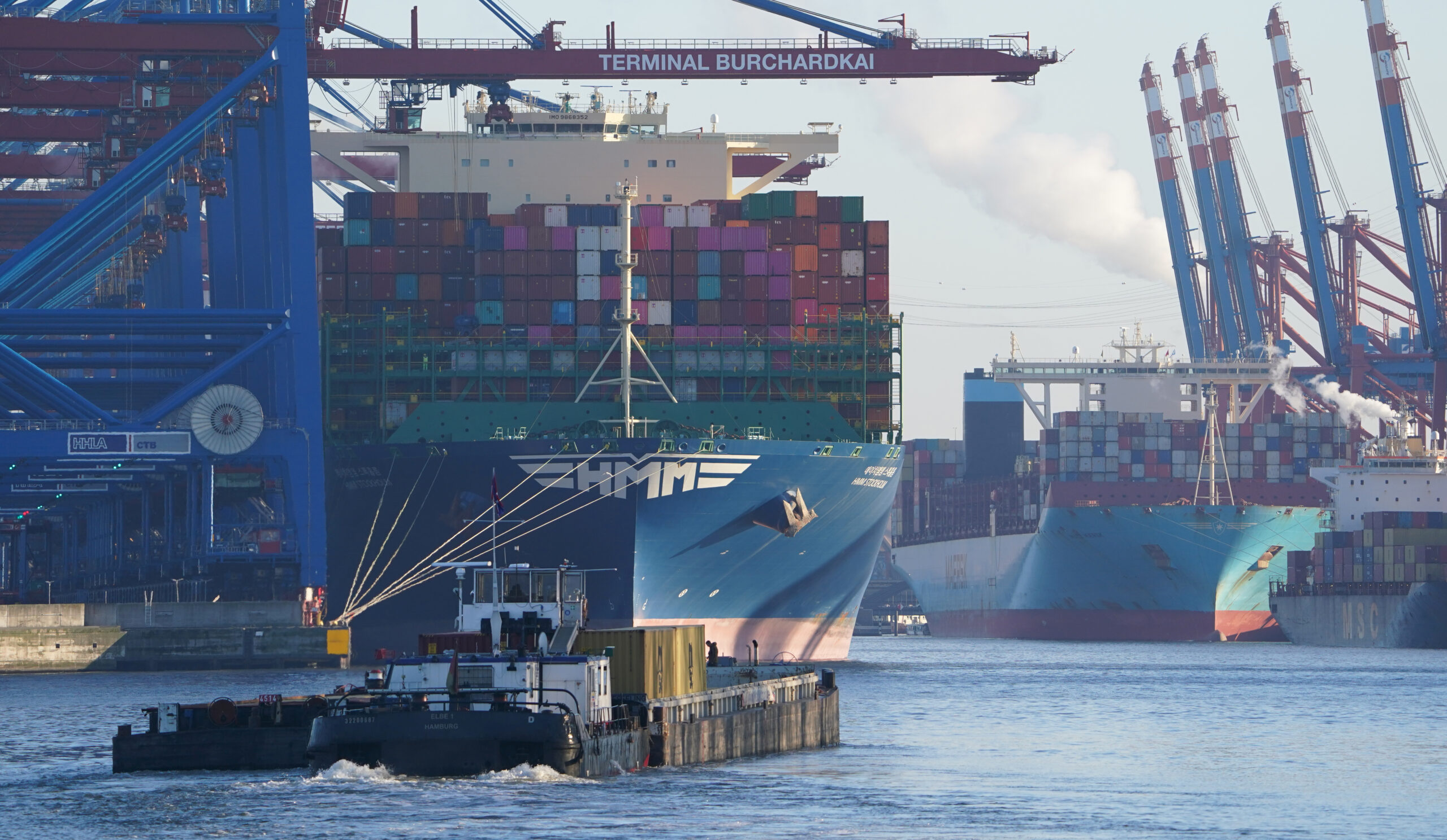 Containerschiffe werden am Container Terminal Burchardkai (l) und am Eurogate Container Terminal (hinten r) im Hafen be- und entladen.