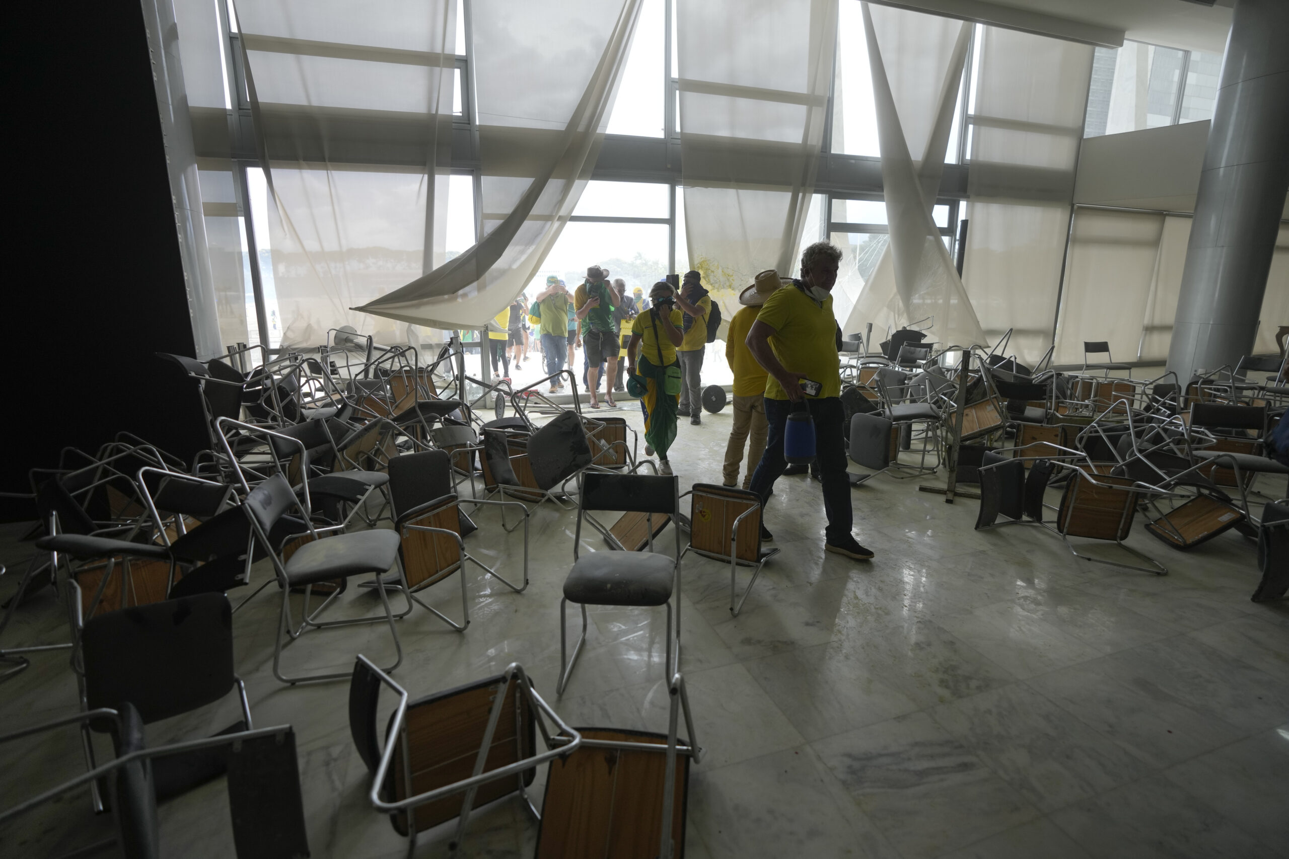 Anhänger des ehemaligen brasilianischen Präsidenten Bolsonaro stürmen das Gebäude des Nationalkongresses.