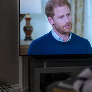 Eine Frau schaut das Interview mit Prinz Harry