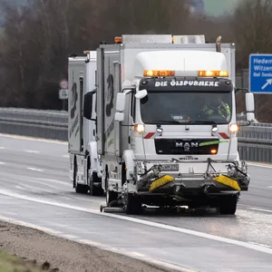 Reinigungsfahrzeuge sind in Richtung Süden auf der gesperrten Autobahn 7 im Einsatz.