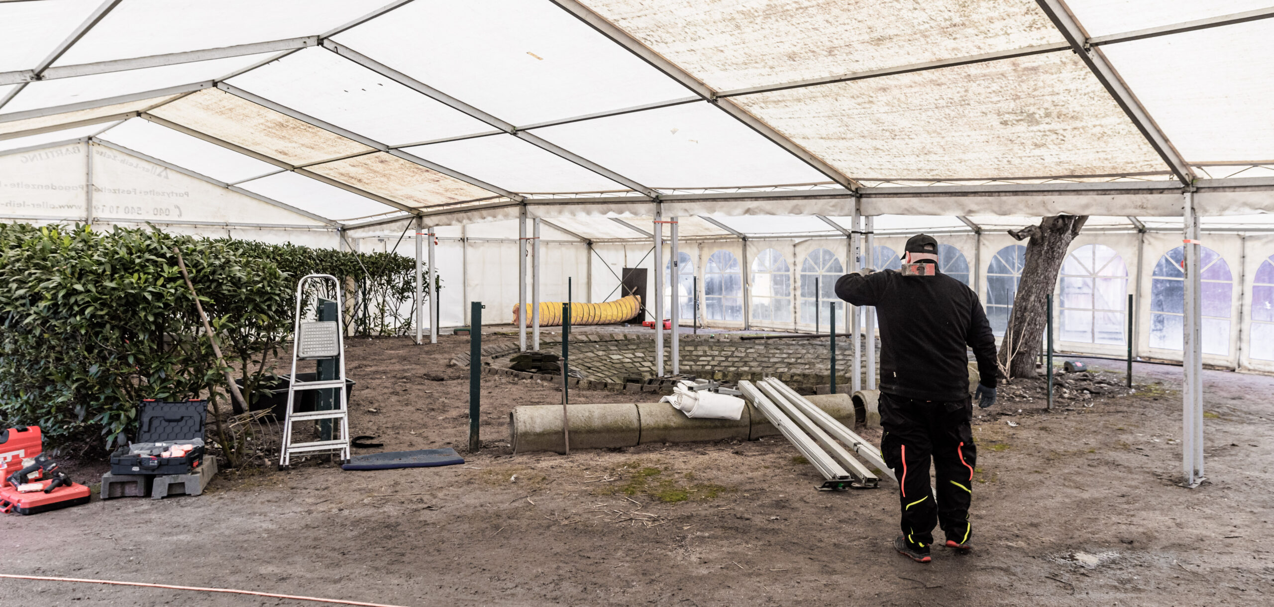 Blick in eines von zwei Zelten, in die die Hamburger Alsterschwäne zum Schutz vor der grassierenden Vogelgrippe nach einer Desinfektion von Zelten und Gelände umziehen werden.