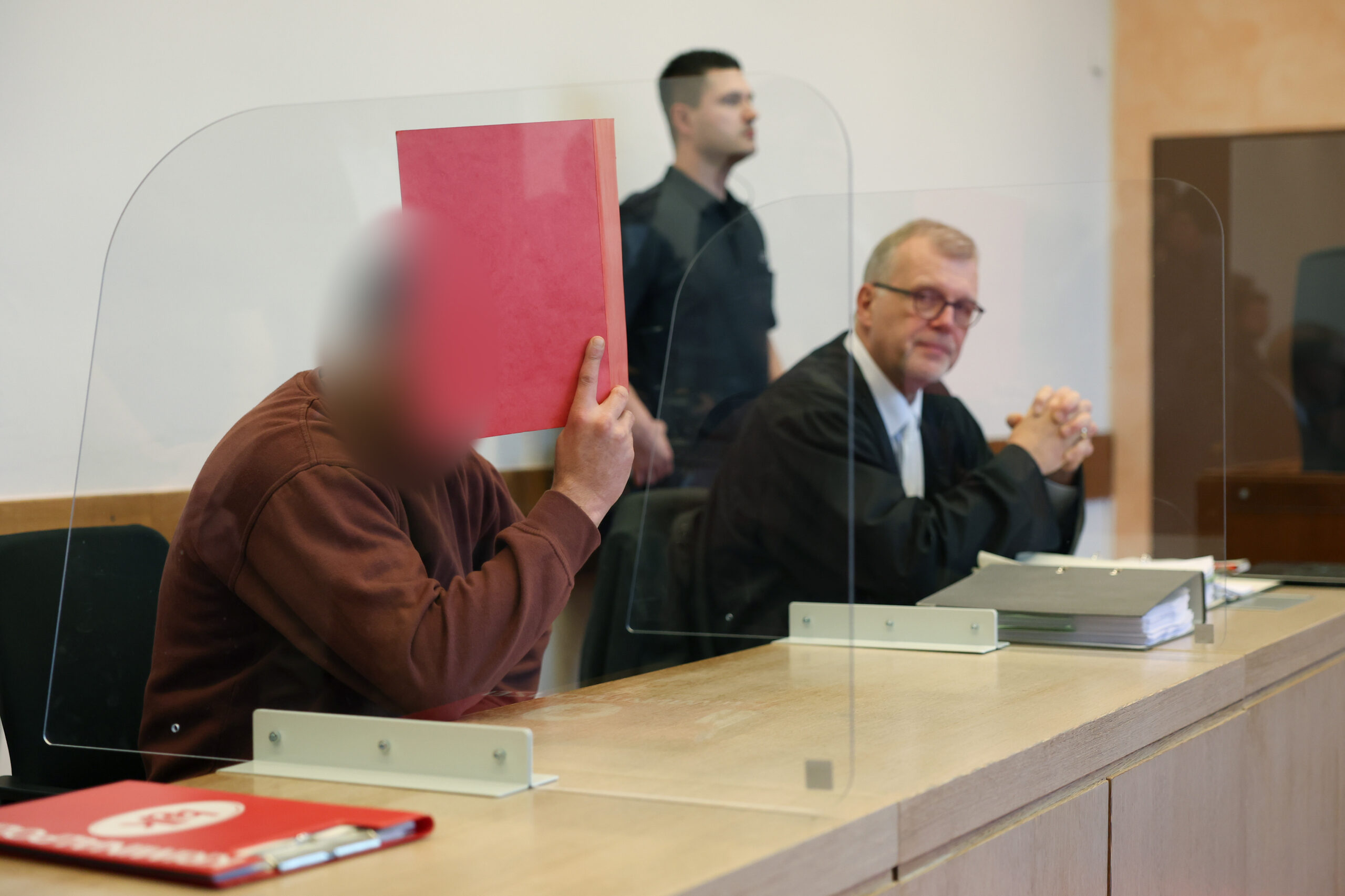 Johannes Salmen (r), der Verteidiger des Angeklagten, sitzt neben seinem Mandanten in einem Saal vom Landgericht. Ein 36-Jähriger muss sich wegen Mordes und Vergewaltigung verantworten.