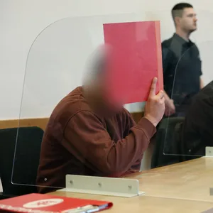 Johannes Salmen (r), der Verteidiger des Angeklagten, sitzt neben seinem Mandanten in einem Saal vom Landgericht. Ein 36-Jähriger muss sich wegen Mordes und Vergewaltigung verantworten.