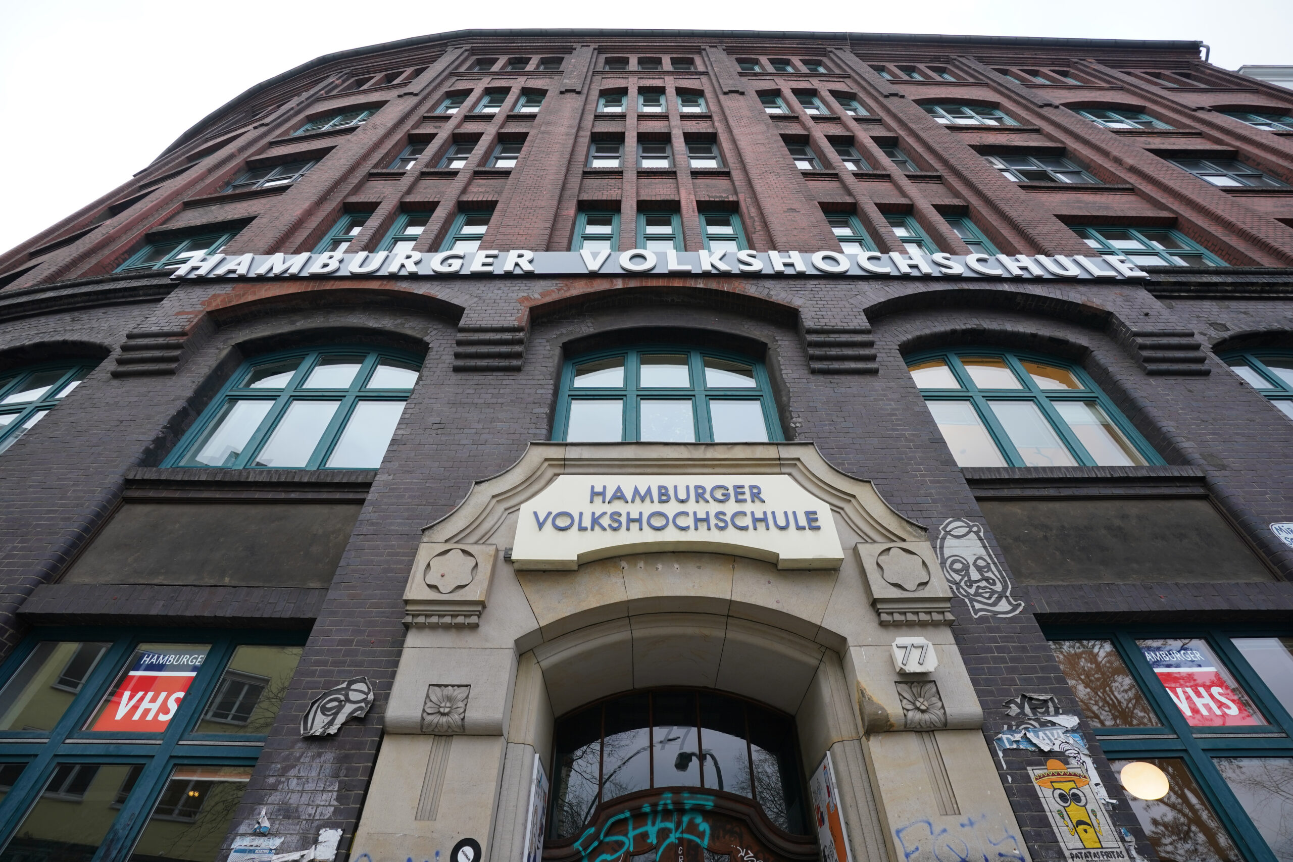 Blick auf den Eingang der Hamburger Volkshochschule (VHS) Mitte/Eimsbüttel in der Schanzenstraße.