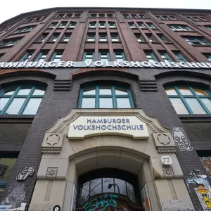 Blick auf den Eingang der Hamburger Volkshochschule (VHS) Mitte/Eimsbüttel in der Schanzenstraße.