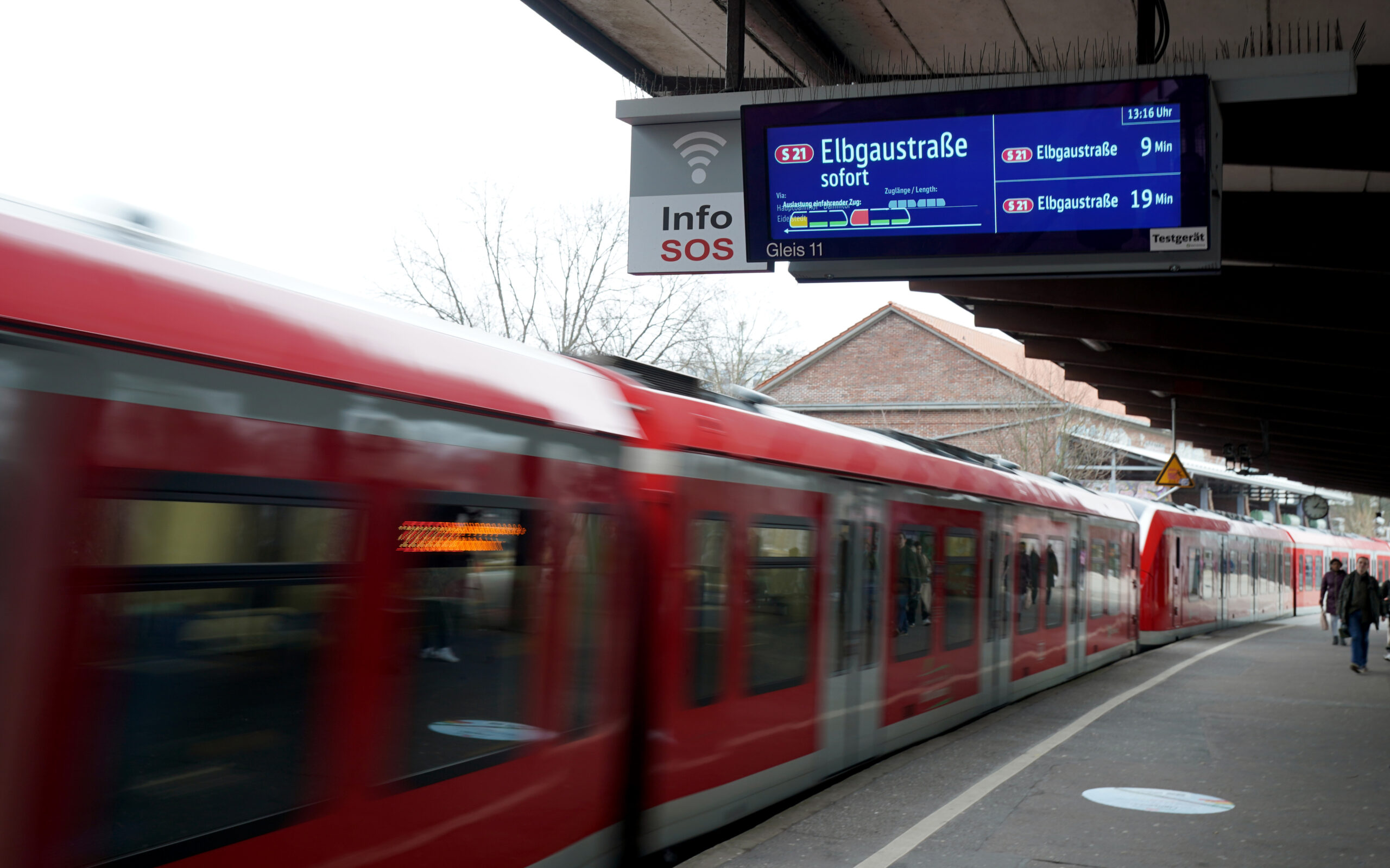 S-Bahn fährt auf Bahnsteig ein.
