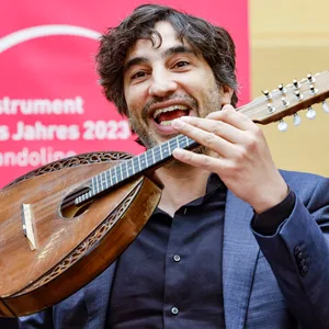Musiker und Schirmherr Avi Avital zeigt bei einer Pressekonferenz zur Mandoline als Instrument des Jahres 2023 sein Instrument.