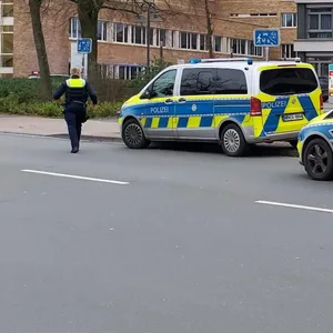 Polizeiautos stehen bei einem Polizeieinsatz in Ibbenbüren, wo ein 17-Jähriger seine Lehrerin getötet haben soll