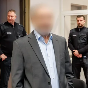 Der Angeklagte steht vor der erwarteten Urteilsverkündung im Gerichtssaal.