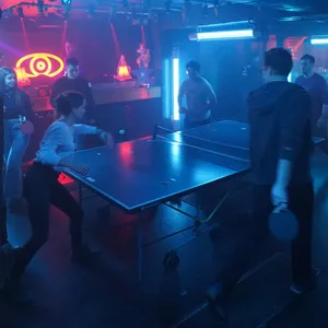 Club-Besucher spielen Rundlauf zu wuchtigen Techno-Beats.
