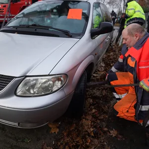 Bezirksamt lässt Altautos abschleppen.