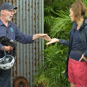 Dr. Bob spricht am zweiten Dschungel-Tag mit Tessa, die erneut zur Prüfung antreten durfte.