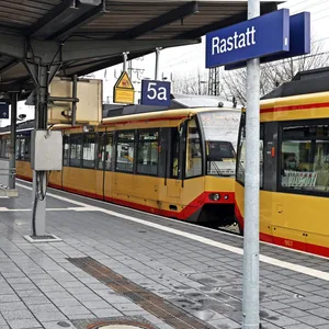 Am Bahnhof Rastatt haben zwei Mädchen eine 14-Jährige brutal zusammengeschlagen.
