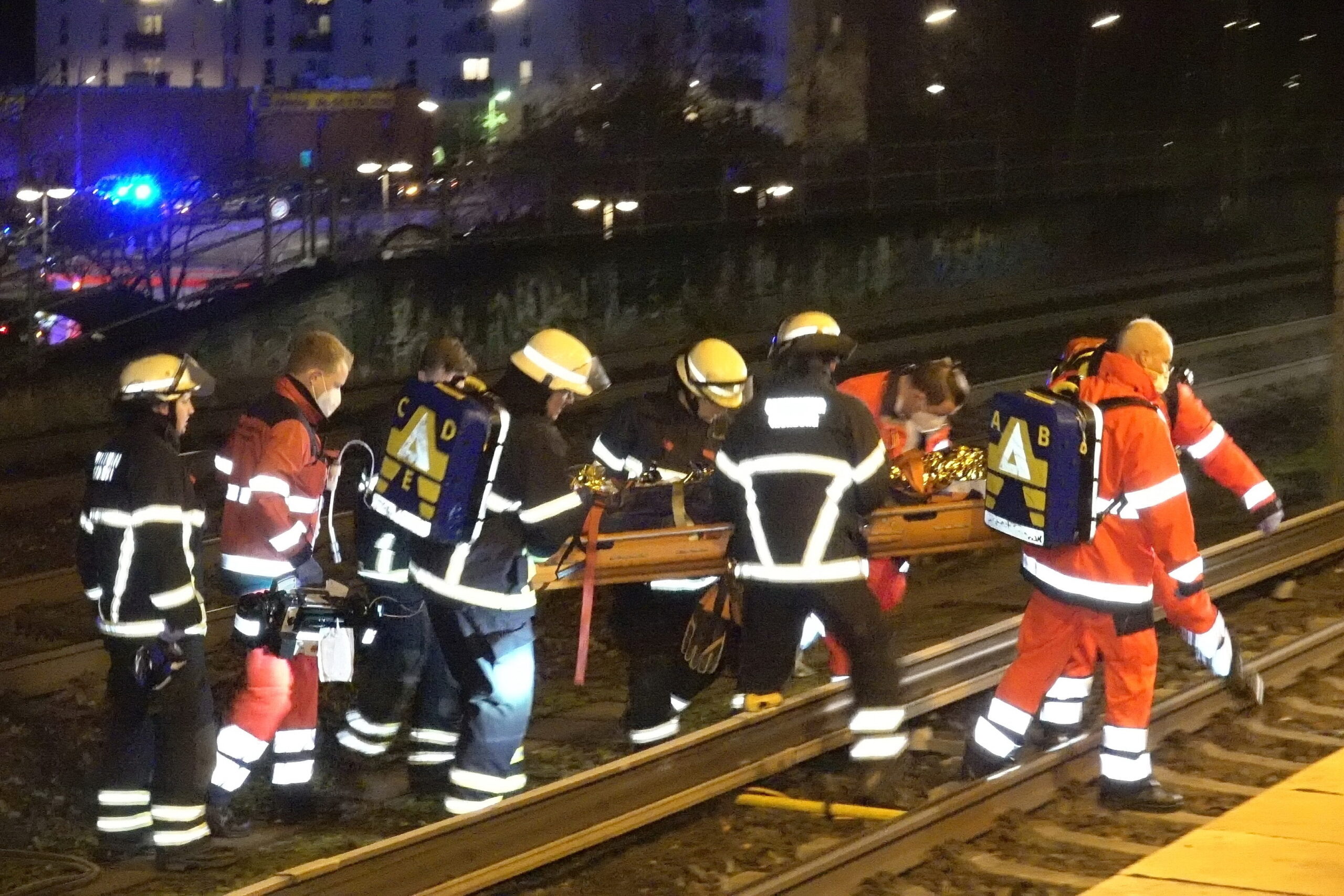 Rettungskräfte arbeiten an der Unfallstelle an den Bahngleisen am Bahnhof Allermöhe, wo Zwillingsschwestern erfasst wurden