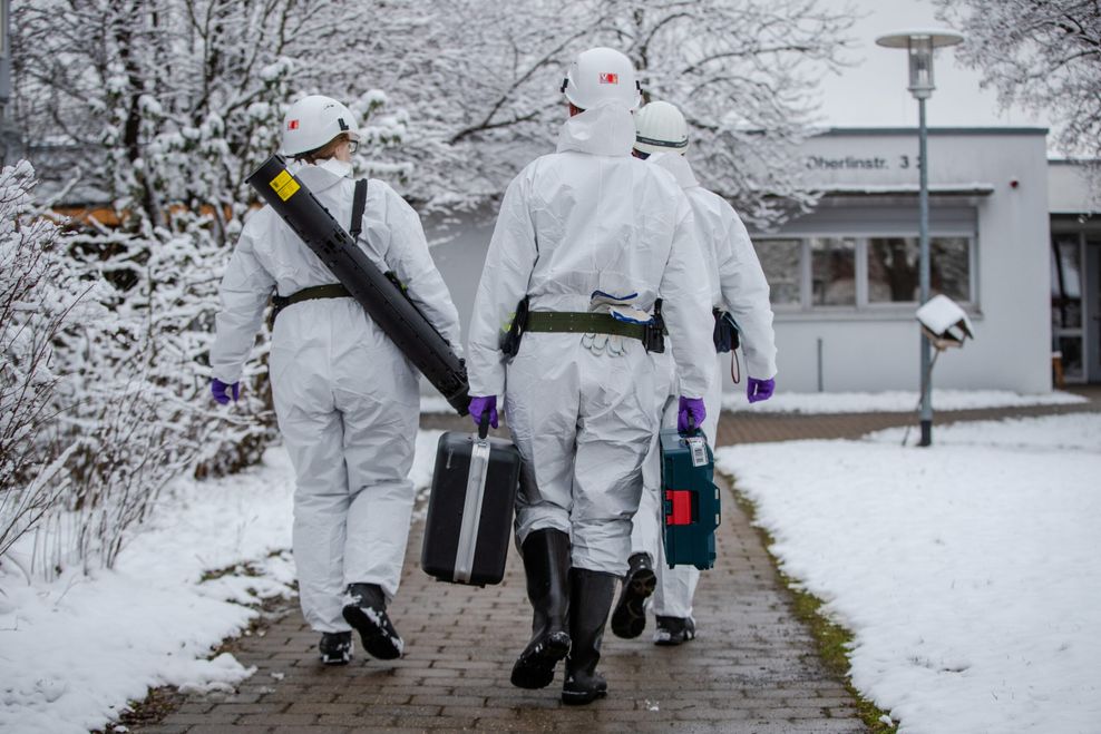 Mitarbeiter der Spurensicherung gehen in das Pflegeheim, in dem es gebrannt hatte. 