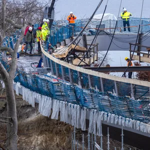 Der neue Skywalk über dem Königsstuhl wird in seine finale Position abgesenkt.
