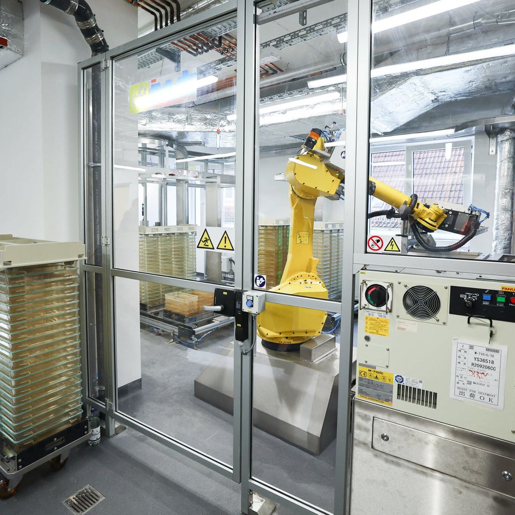 Ein Roboter arbeitet in einer automatischen Entleerungs- und Reinigungsanlage für Laborkäfige für Mäuse bei einem Presserundgang im Neubau der Forschungstierhaltung des Universitätsklinikum Hamburg-Eppendorf (UKE).