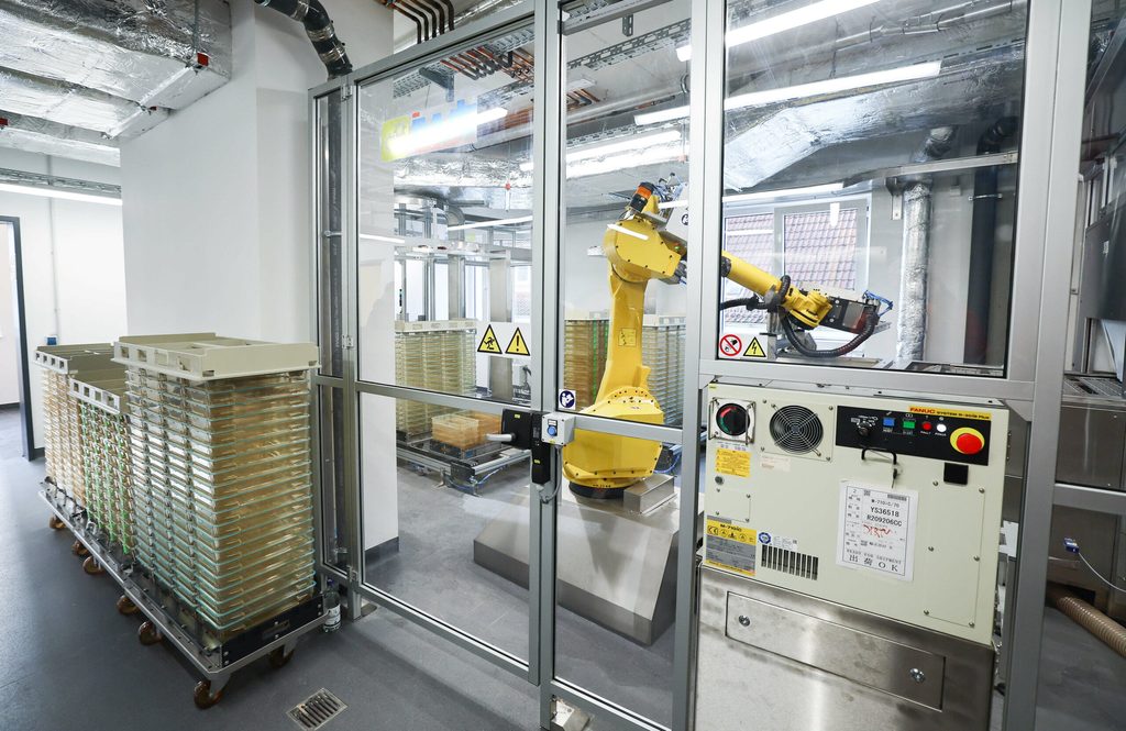 Ein Roboter arbeitet in einer automatischen Entleerungs- und Reinigungsanlage für Laborkäfige für Mäuse bei einem Presserundgang im Neubau der Forschungstierhaltung des Universitätsklinikum Hamburg-Eppendorf (UKE).