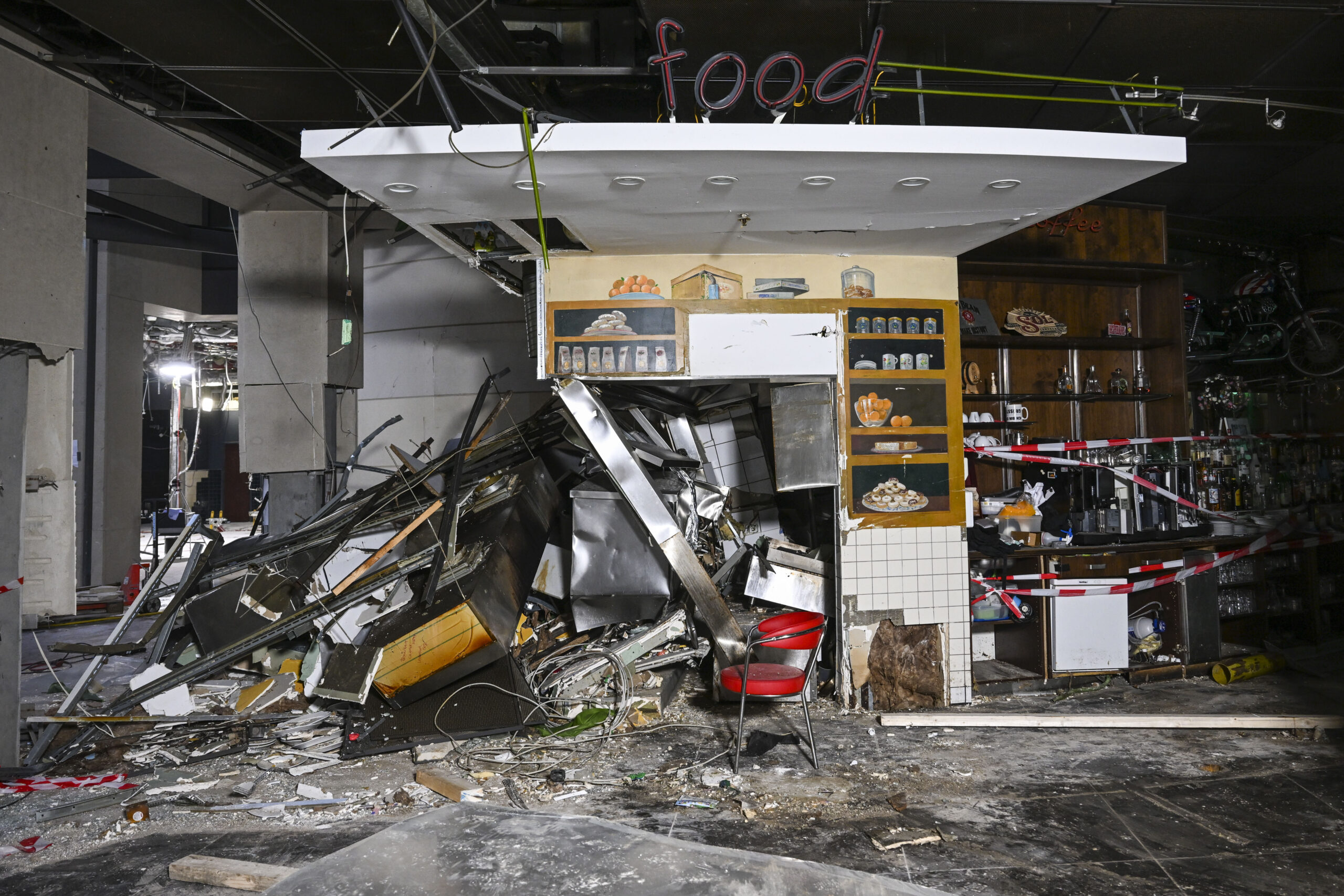 Starke Zerstörungen im Restaurant-Bereich sind fünf Wochen nach dem Platzen zu sehen.