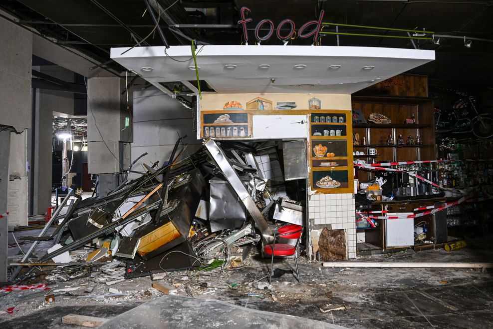 Starke Zerstörungen im Restaurant-Bereich sind fünf Wochen nach dem Platzen zu sehen.