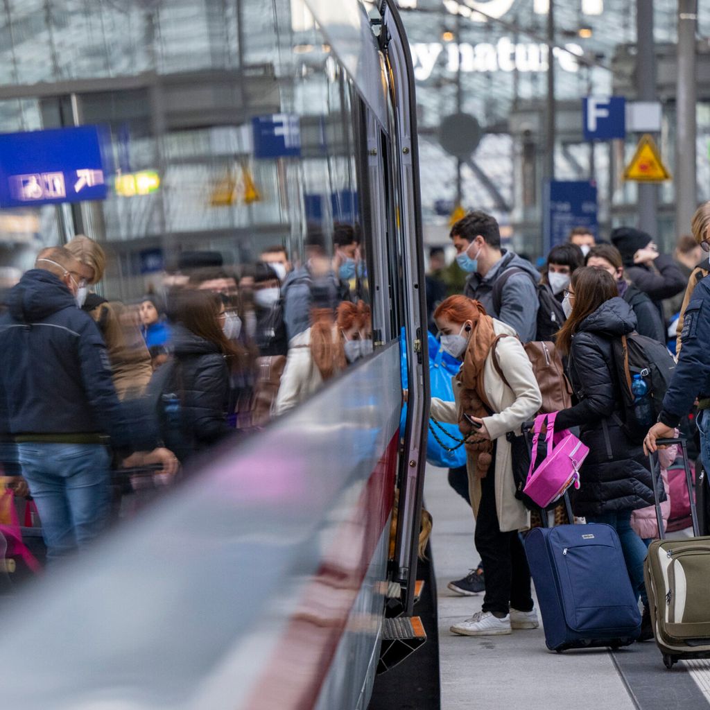 Zahlreiche Reisende steigen am Hauptbahnhof in einen ICE-Zug der Deutschen Bahn.