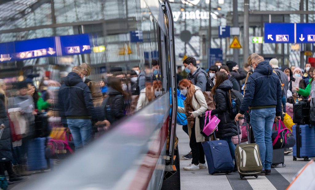 Zahlreiche Reisende steigen am Hauptbahnhof in einen ICE-Zug der Deutschen Bahn.