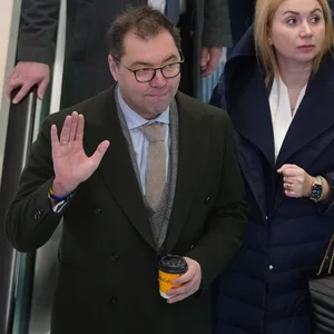 Oleksii Makeiev, Botschafter der Ukraine, und Iryna Tybinka, Generalkonsulin der Ukraine, fahren nach einem Medientermin der Handelskammer Hamburg in der Europa Passage mit einer Rolltreppe.