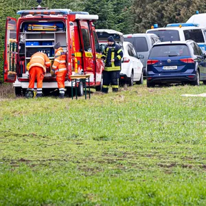 Die Einsatzkräfte haben am Mittwoch auf der Suche nach dem vermissten Jungen eine Leiche an einem Feldrand gefunden.