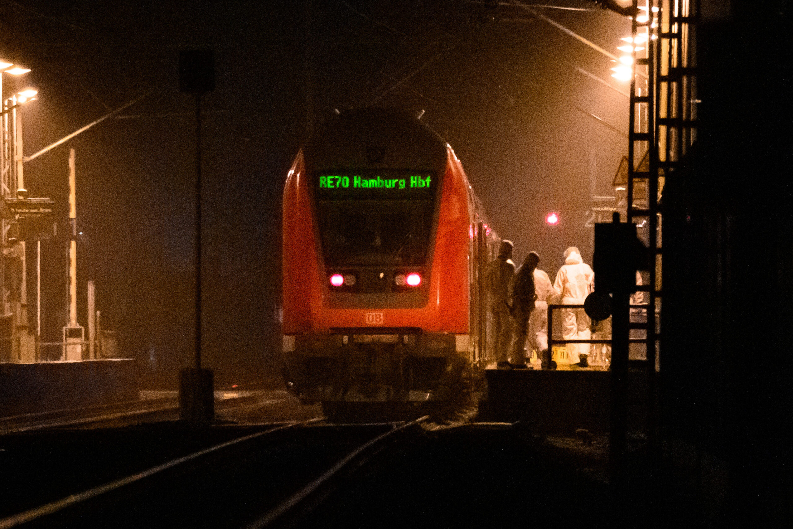 Bei der Messerattacke in dem Regionalzug von Kiel nach Hamburg sind zwei Menschen getötet und mehrere verletzt worden.
