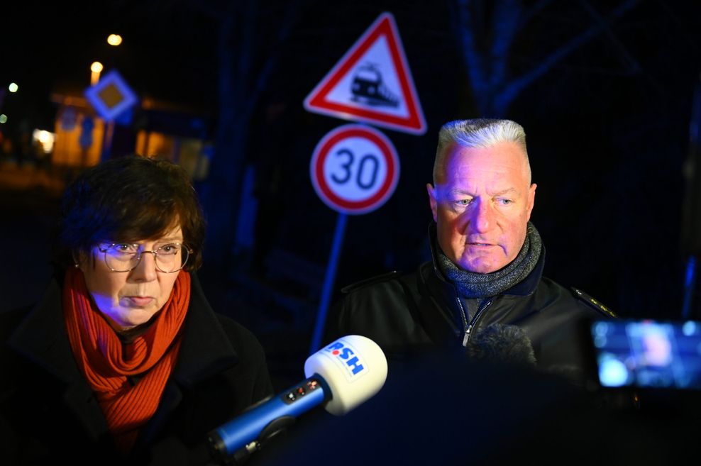 Sabine Sütterlin-Waack (l, CDU), Innenministerin von Schleswig-Holstein, und Frank Matthiesen, Leiter Polizeidirektion Itzehoe, äußern sich zu den Medien zu der Messerattacke mit zwei Toten und mehreren Verletzten in einem Zug von Kiel nach Hamburg.