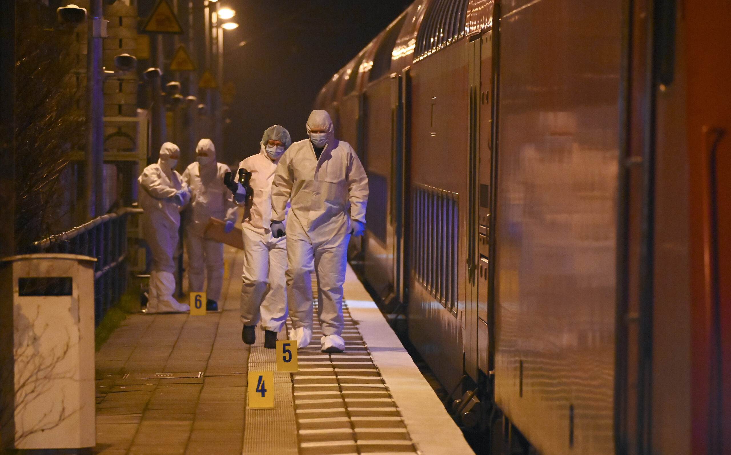 Mitarbeiter der Spurensicherung sind nach dem Messerangriff auf dem Bahnsteig im Einsatz.