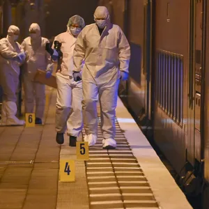 Mitarbeiter der Spurensicherung sind nach dem Messerangriff auf dem Bahnsteig im Einsatz.